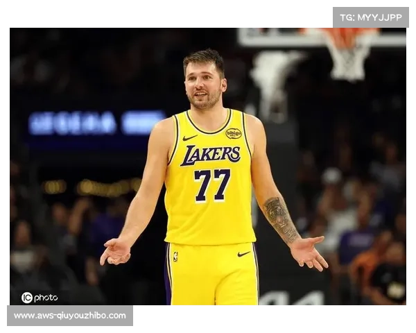 东契奇砍下22分里夫斯贡献18分湖人半场领先太阳10分